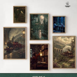 Peut inclure: Ensemble de six impressions d'art encadrées avec des cadres dorés. Les impressions présentent des scènes d'un monde fantastique, dont un train, un château et un garçon avec une lanterne. Le texte en bas indique "BACK TO SCHOOL OF WITCHCRAFT AND WIZARDRY."