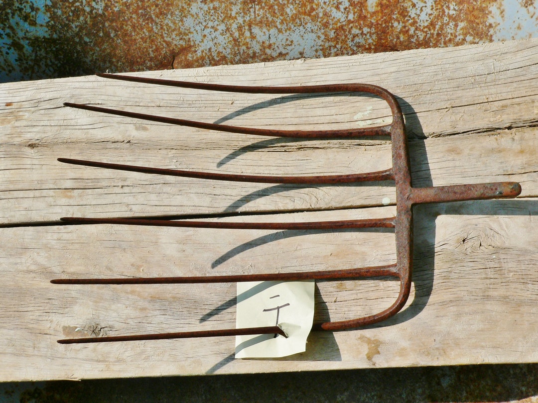 No. 1 Vintage 6 Tine Pitch Fork Head Primitive Farm Garden Hay Tool