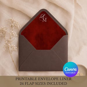 Op de afbeelding: Een donkerbruine envelop met een dieprode, fluweelachtige voering voorzien van de witte monogramletters RM. De envelop is gemarkeerd als een bewerkbaar, printbaar Canva-sjabloon inclusief 24 verschillende formaten voor de envelopklep.