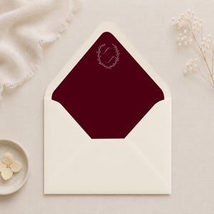 Plantilla de forro para sobre con monograma burdeos, imprimible para bodas, inserto de Canva, solapa europea, cuadrada y regular, forro para invitación DIY