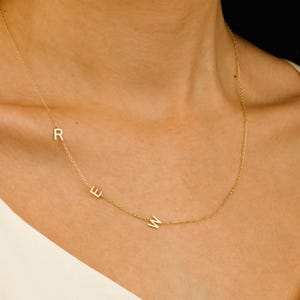 Collar con inicial de oro, collar con inicial lateral, collar delicado en capas, collar con inicial delicada, collar con dije de letra personalizado