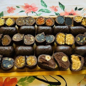 Boîte-cadeau de chocolats ukrainiens fabriqués à la main | Chocolats artisanaux fourrés aux fruits et aux noix | Ensemble de bonbons ukrainiens authentiques