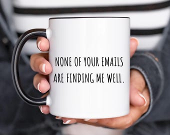 Caneca engraçada de escritório: Nenhum dos seus e-mails está me encontrando bem