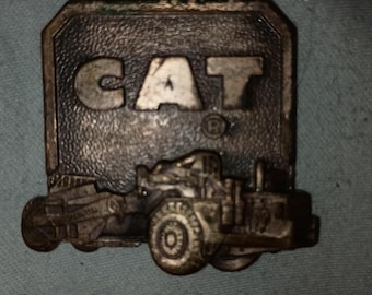 Äkta vintage-fackbricka för fickur, nycklar; Caterpillar schaktningsutrustning, Cat skrapa 827B