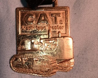 Äkta vintage-fackbricka till fickur, nycklar; Caterpillar D8 bandtraktor