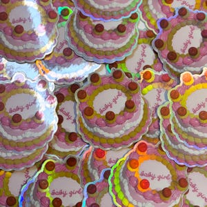Retro vintage roze gele kers verjaardagstaart meisje baby, holografische gestanste sticker, waterbestendig voor telefoon, laptop, boeken, journaling