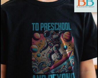 To Preschool and Beyond Space astronaut shirt, terug naar school cadeau, raketbord avontuur kindershirt, planeten thema T-shirt, coole astronaut