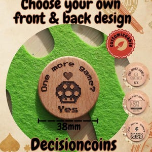 Può includere: Moneta decisionale in legno da 38 mm con un design a fungo. La moneta recita "One more game? Yes" ed è esposta su uno sfondo di feltro verde. Sono mostrati disegni di monete aggiuntivi. Il testo in alto dice "Choose your own front & back design."