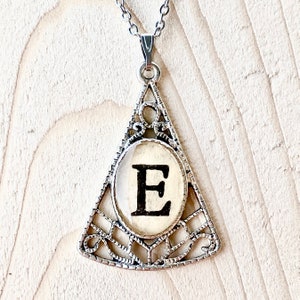 Carta ornamentado E Collar
