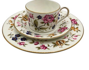 Juego de tres tazas y platillos de porcelana fina Coalport San Remo, color dorado con estampado floral, Inglaterra.