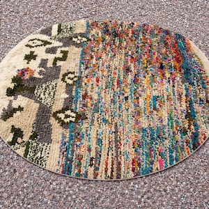 Tapete marroquino redondo colorido, tapete berbere de lã natural feito à mão, tapete abstrato tribal em patchwork.