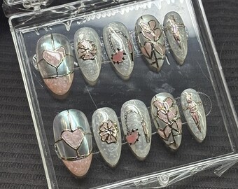 Uñas postizas de vitral hechas a mano: Diseño de corazón coqueto