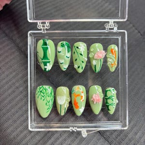 Uñas postizas hechas a mano en color verde salvia: pez koi, flor 3D, naturaleza