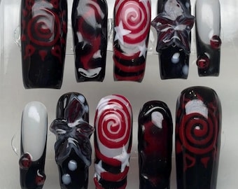 Uñas postizas grunge hechas a mano: espiral de estrella roja y negra