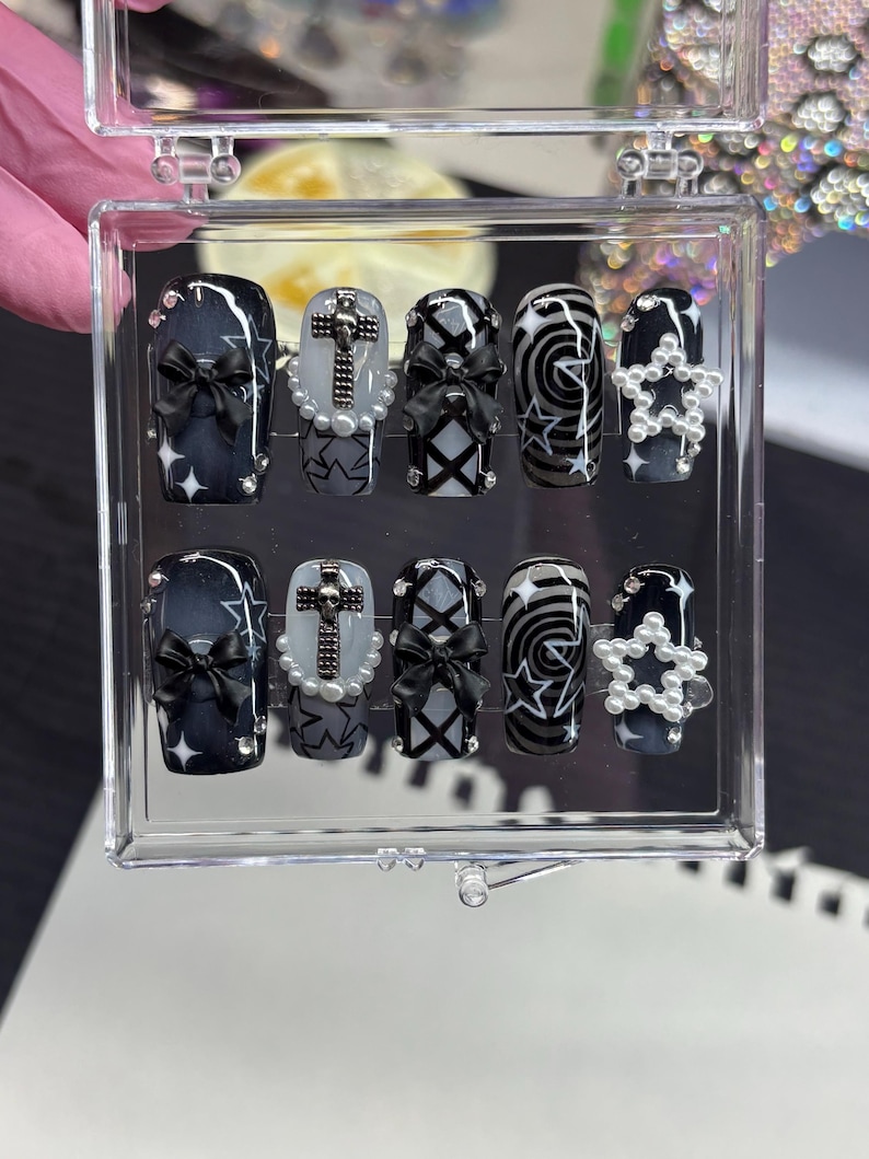 Uñas postizas grunge hechas a mano: estrella, punta francesa, Y2K, góticas imagen 1