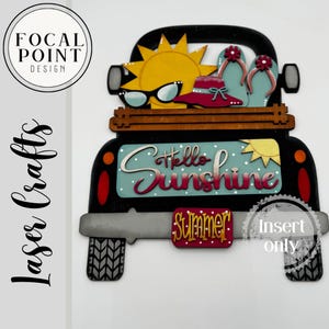 Peut inclure: Décoration de lit de camion en bois noir sur le thème de l'été. Le lit est rempli d'un soleil jaune, de lunettes de soleil, d'un chapeau rouge et de tongs. Le texte "Hello Sunshine" est affiché sur le camion, avec le mot "Summer" sur la plaque d'immatriculation.