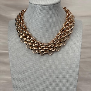 Goudkleurige dikke choker met kinketting, opvallende meerlaagse statementketting