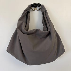 Bolso hobo de nailon, bolso de mano, resistente al agua, convertible en bandolera, correa ajustable, estilo minimalista para hombres y mujeres. imagen 9