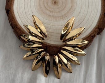 Pendientes dorados con diseño de hojas: joyería de moda audaz