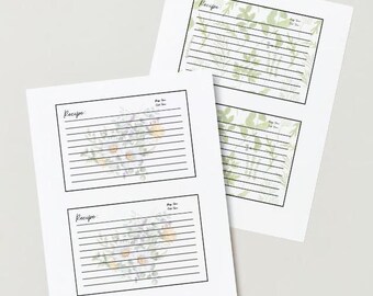Op de afbeelding: Printbare receptenkaarten met een bloemenontwerp. De kaarten hebben een witte achtergrond met een lichtblauw en geel bloemenpatroon. De kaarten hebben een zwarte rand en lijnen om op te schrijven.
