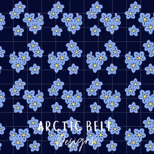 Peut inclure: Motif floral continu avec des fleurs bleu clair et des centres jaunes sur un fond quadrillé bleu marine foncé. Le texte "Arctic Bell Designs" est affiché en écriture blanche en bas.