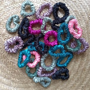 Chique mini-zijden scrunchies – Zachte en gladde, pluisvrije haarelastiekjes | Ideaal voor cadeaus, souvenirs en dagelijks gebruik | Eenvoudig en gemakkelijk te gebruiken