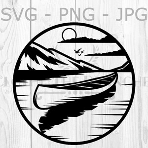 以下が含まれることがあります： 山を背景に湖に浮かぶカヌーの白黒イラスト。太陽が山の後ろに沈んでいます。