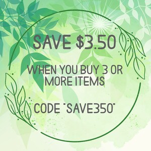 K&ouml;nnte beinhalten: Gr&uuml;ner und wei&szlig;er Aquarellhintergrund mit einem Kreis, der den Text "SAVE $3.50 WHEN YOU BUY 3 OR MORE ITEMS CODE 'SAVE350'" enth&auml;lt.