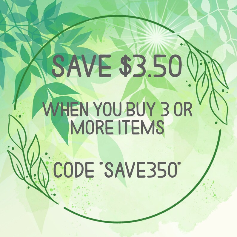 K&ouml;nnte beinhalten: Gr&uuml;ner und wei&szlig;er Aquarellhintergrund mit einem Kreis, der den Text "SAVE $3.50 WHEN YOU BUY 3 OR MORE ITEMS CODE 'SAVE350'" enth&auml;lt.