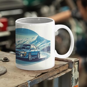 スバル インプレッサ WRX STi ラリーカー マグカップ | マウンテン ドライビング シーン | 自動車愛好家やラリー ファンに最適