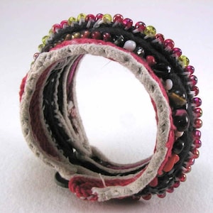 red black beaded cuff bracelet size S 1620