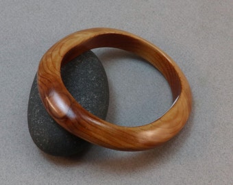 slender oval cedar bangle size L 5026