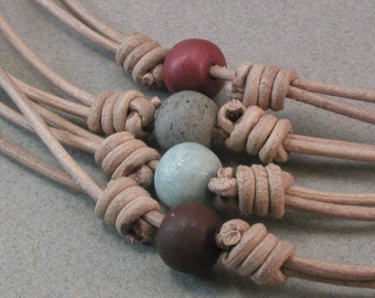 regulowany naszyjnik z koralików i skóry 3997