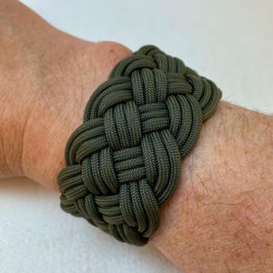 olivgrünes Nylon Türkenkopf Knotenseil Armband 1612