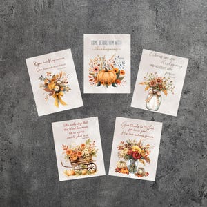 Puede incluir: Cinco tarjetas temáticas de Acción de Gracias con arreglos florales y calabazas. Cada tarjeta presenta un diseño diferente, incluyendo ramos, calabazas y texto inspirador. Las tarjetas están sobre una superficie gris.