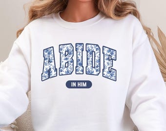 Sudadera de cuello redondo con inspiración religiosa, ropa cristiana acogedora, regalos para creyentes, permanece en Él, suéter Gildan con letras florales y fe.