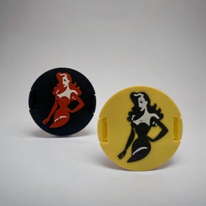 Pin Up Lens Cap | Lens Cap Pin Up Design | Protective Cap for Camera Lenses | Camera Lens Accessory | Lens Protector - USA