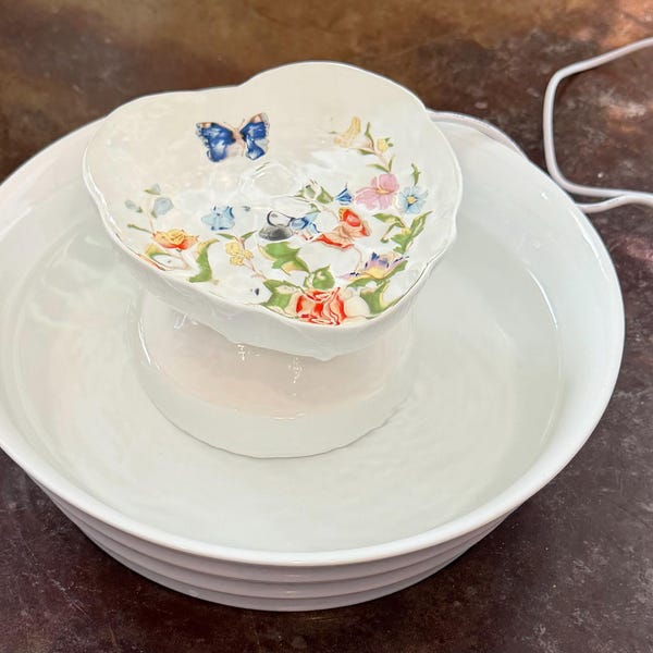 Cottage Garden Hearts Cat Water Fountain