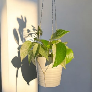 Suporte de plantas em macramê com cristais para janela – Apanhador de sol boho feito à mão com corrente – Decoração suspensa para apartamento ou cabana
