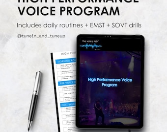 Könnte beinhalten: Ein digitales Tablet zeigt eine blaue und weiße Grafik mit dem Text "High Performance Voice Program" und den Worten "the voice lab" in einem blauen Kasten. Das Tablet liegt auf einem weißen Blatt Papier mit einer Checkliste mit dem Titel "High Performance Voice Program" mit Abschnitten für "Morning Routine", "Pre Voice Use" und "Post Voice Use".