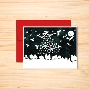 Cartão de Natal de inverno da vila de férias, cartão ilustrado do céu noturno de Natal, cartão de felicitações de árvore decorada com neve, pombas de Natal brancas em índigo