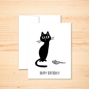 Cartão de aniversário de gato engraçado, cartão de aniversário de gato e rato, gato de feliz aniversário, gato bobo apresentando um rato como presente, gato dá presente de aniversário