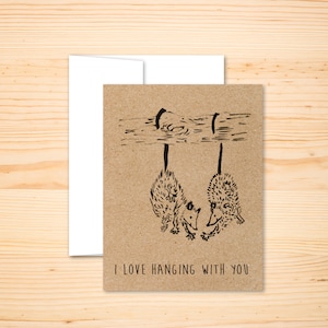 Tarjeta de zarigüeya: tarjeta de amistad con zarigüeyas, amigos de las zarigüeyas, tarjeta de chocar los cinco con zarigüeyas, tarjeta de zarigüeyas colgando de un árbol