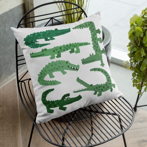 Almohada Gator, almohada cuadrada de poliéster hilado de cocodrilo ilustrado, regalo para los amantes de Gator, acento de sofá, cojín de Gator verde, cocodrilos lindos