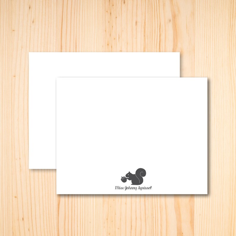 Puede incluir: Dos tarjetas blancas en blanco con una silueta de ardilla gris sosteniendo una bellota y el texto "Miss Johnny Squirrel" en la tarjeta inferior.
