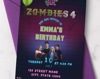 Op de afbeelding: Een uitnodiging voor een feestje voor "Z-O-M-BIES 4" met de tekst "Je bent uitgenodigd voor Emma's verjaardag". De uitnodiging is donkerblauw met neonroze en groene tekst. Het bevat de datum, tijd en adres.