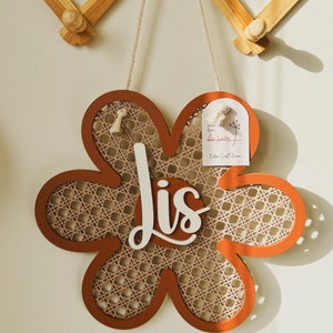 Targa da parete per bambina, targhetta con nome in stile boho per cameretta dei bambini, decorazione con margherite e fiori per neonati, targhetta con nome da parete in rattan per cameretta dei bambini, targhetta floreale per neonati, regalo per il primo compleanno