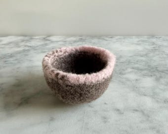 Contenitore in feltro di lana – portagioie in feltro di lana nei colori rosa e marrone chiaro.
