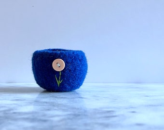 felted wool bowl -  dark blue wool felt bowl with pink flower - ring holder