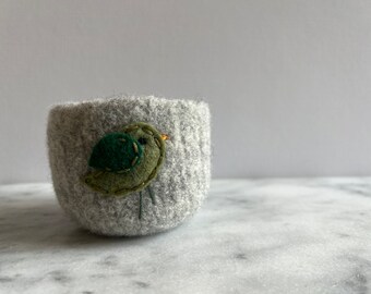 felt wool bowl - grey bowl with green bird - nature inspired - ring dish - container - felted wool bowl by the Felterie